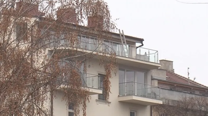 Černá nadstavba na domě v Jaselské ulici