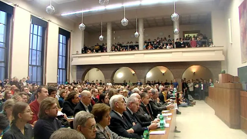 Zaplněná posluchárna právnické fakulty