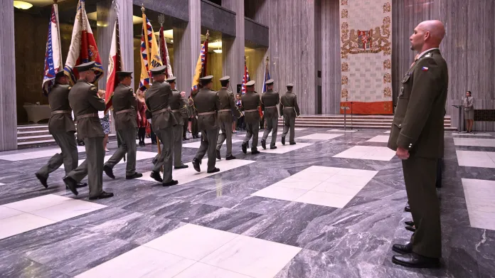 Slavnostní jmenování příslušníků armády do hodnosti plukovníka a udělení čestných odznaků Za zásluhy (7. května 2025)