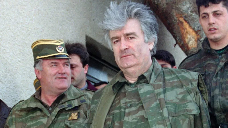 Karadžić spolu s generálem bosenskosrbských vojsk Ratkem Mladičem