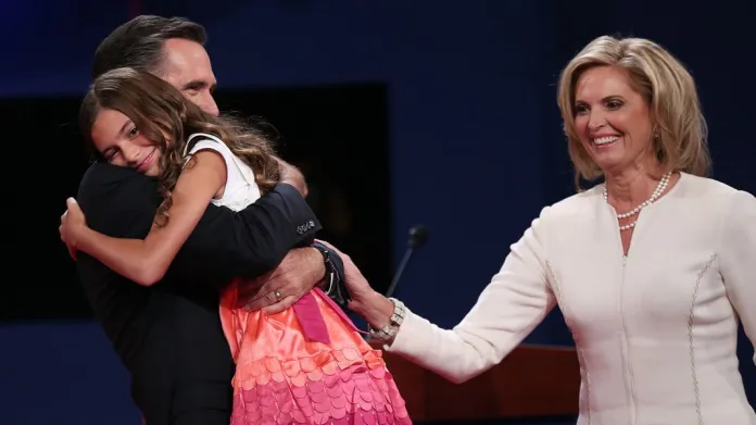 Mitt Romney se po debatě objal s rodinou