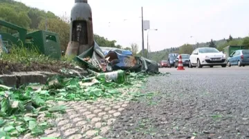 Pri hávárii se auto převážející náklad piva převrátilo do kolejiště