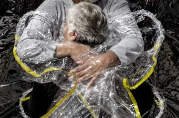 Fotografií roku se stalo První obejmutí. Soutěž World Press Photo zná vítěze ve všech kategoriích