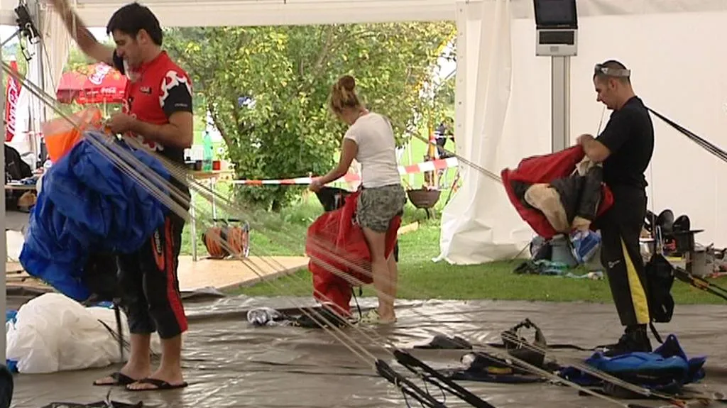 Závodníci si balí padáky