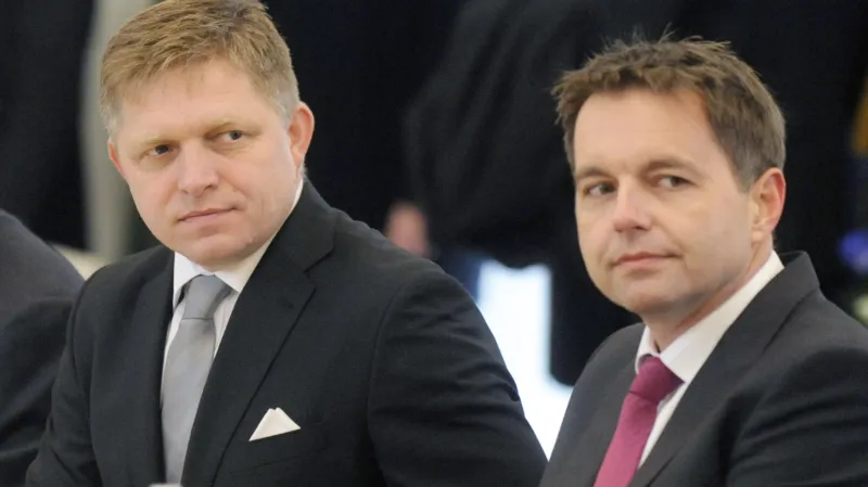 Ministr financí SR Peter Kažimír (vpravo) na zasedání tamní vlády