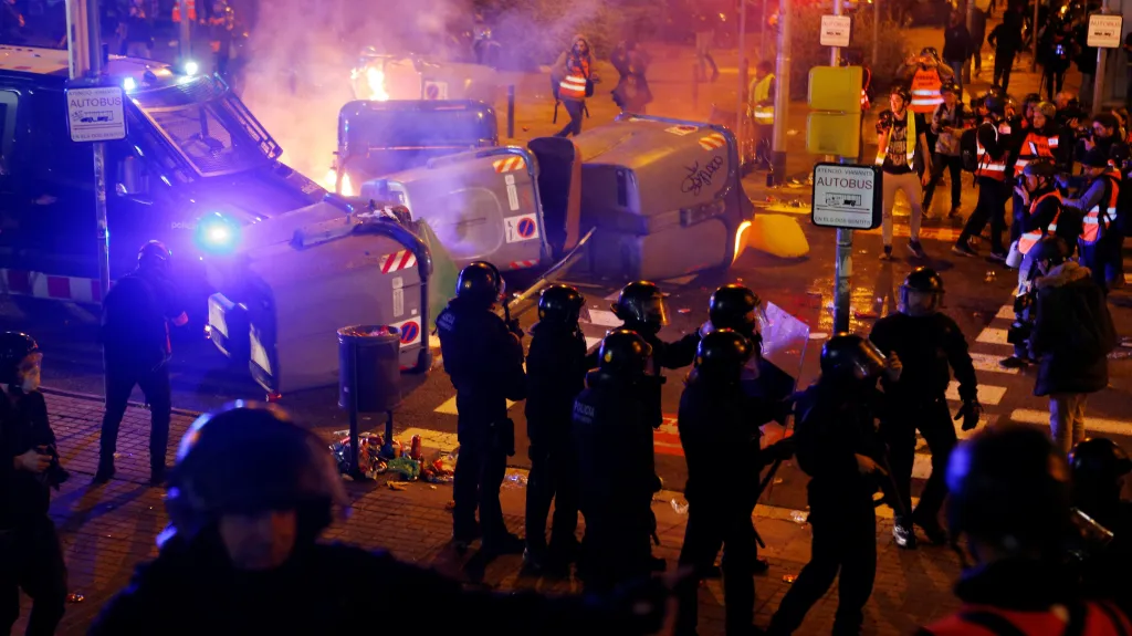 Potyčky mezi demonstranty a policií během fotbalového utkání