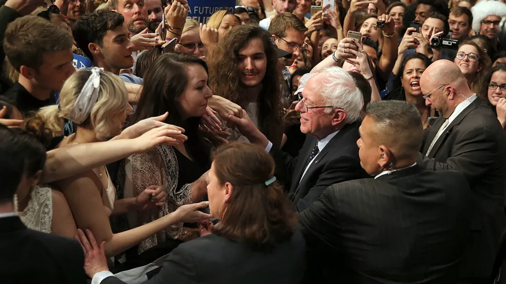 Bernie Sanders v davu příznivců