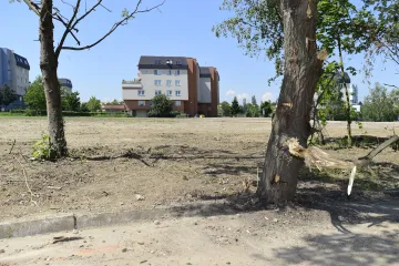 Olomoucká nemocnice zbourala bývalý areál armády. Díky získaným pozemkům se může v budoucnu rozšířit