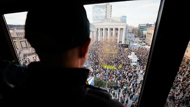 Více než 10 tisíc lidí protestuje ve Vilniusu proti politizaci LRT