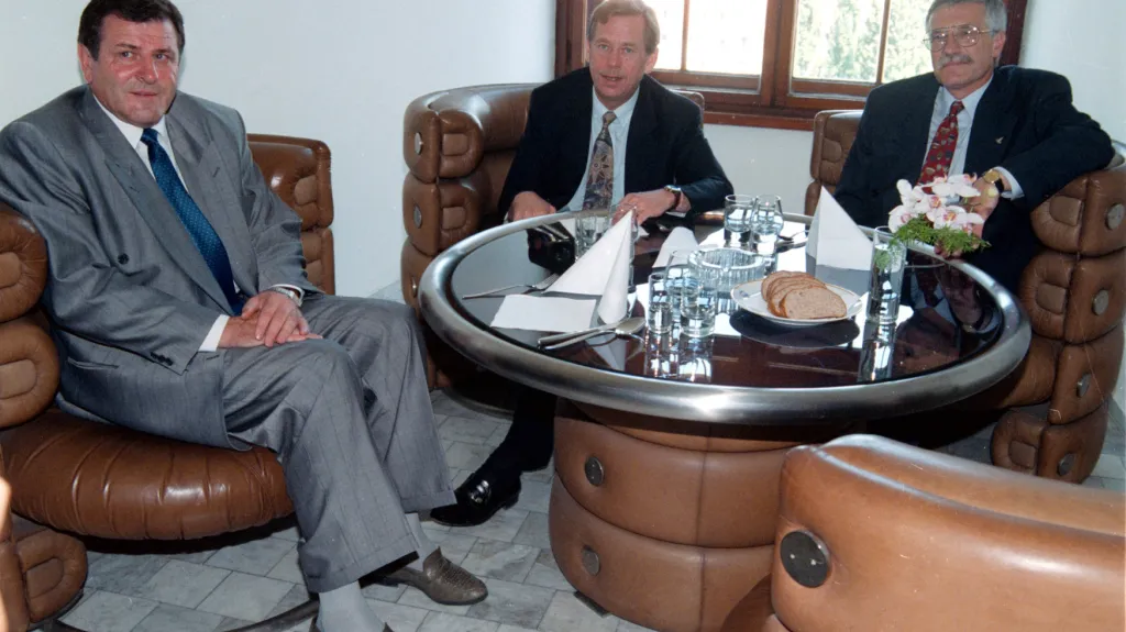 Vladimír Mečiar, Václav Havel a Václav Klaus v roce 1992