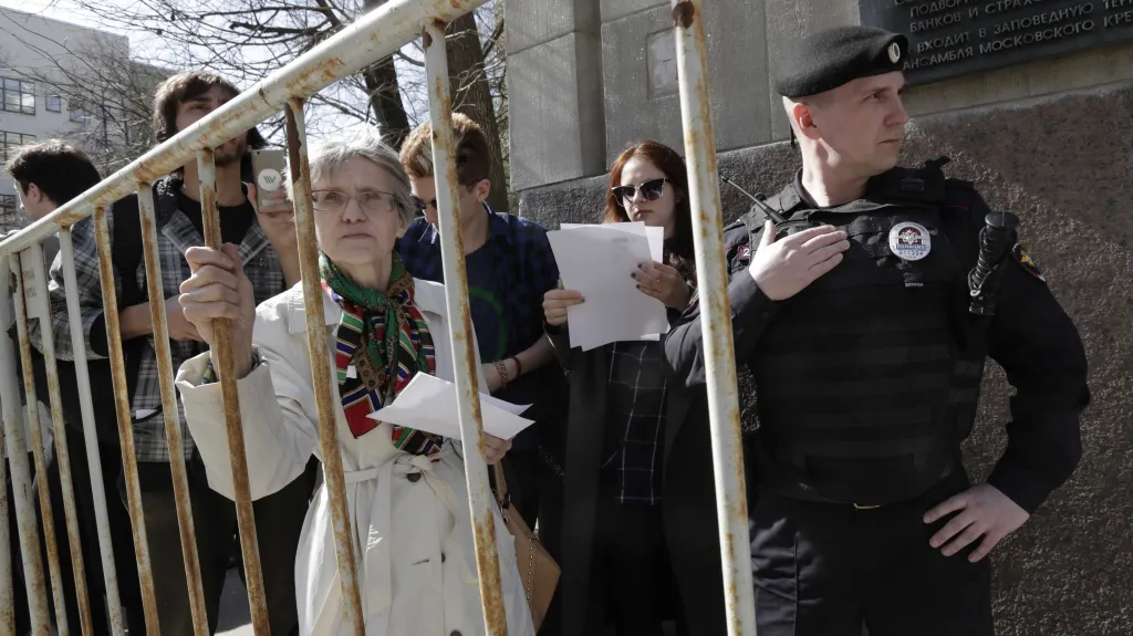Demonstranti nechali na podatelně dopisy vyzývající Vladimira Putina, aby již nekandidoval