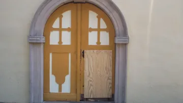 Zloděj rozbil dveře u kostela v Zelešicích