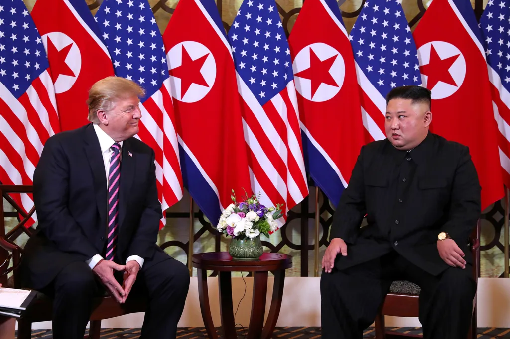 Americký prezident Donald Trump a severokorejský vůdce Kim Čong-un během summitu ve vietnamské Hanoji
