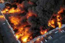 Velké varšavské obchodní centrum zachvátily plameny