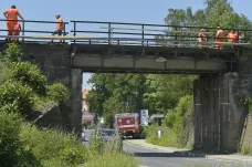 Náraz bagru posunul železniční most. Vlaky nedojedou z Plzně do Klatov