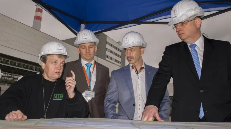 Předsedkyně SÚJB Dana Drábová, ministr průmyslu Martin Kuba a premiér Petr Nečas při návštěvě Temelína