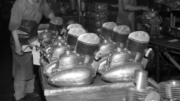 Konečná kontrola motorů Jawa 250 při výrobě na snímku z roku 1953
