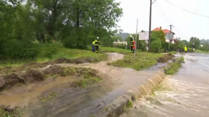 Bez komentáře - Bouřky způsobily první problémy