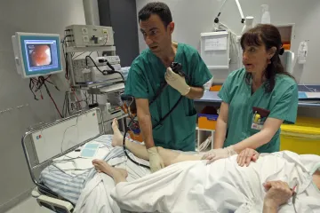 Lékaři velmi rychle podléhají závislosti na AI, naznačuje výzkum