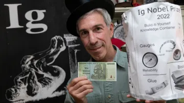 Tvůrce Ig Nobelových cen Marc Abrahams s letošní cenou pro laureáty