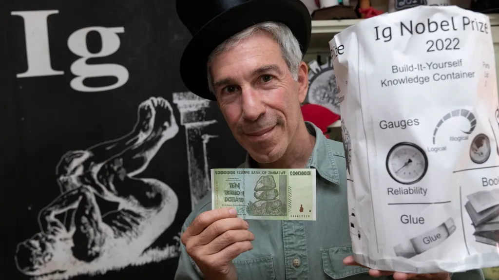 Tvůrce Ig Nobelových cen Marc Abrahams s letošní cenou pro laureáty