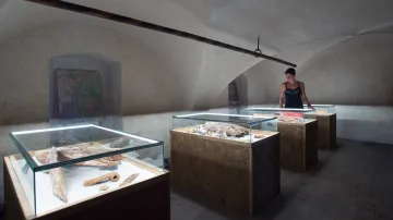 Expozice s artefakty nalezenými při opravách v areálu zámku ve Frýdlantu na Liberecku