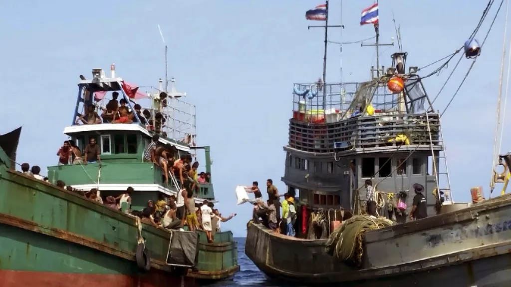 Thajští rybáři zásobují potravinami loď s migranty u ostrova Ko Li Pe