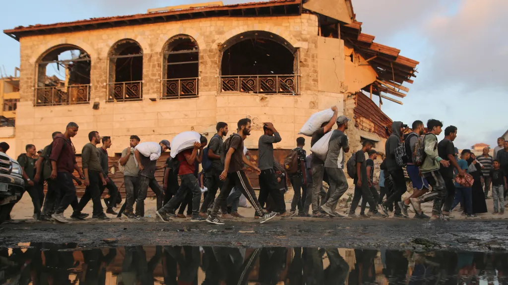 Palestinci si přišli pro humanitární pomoc