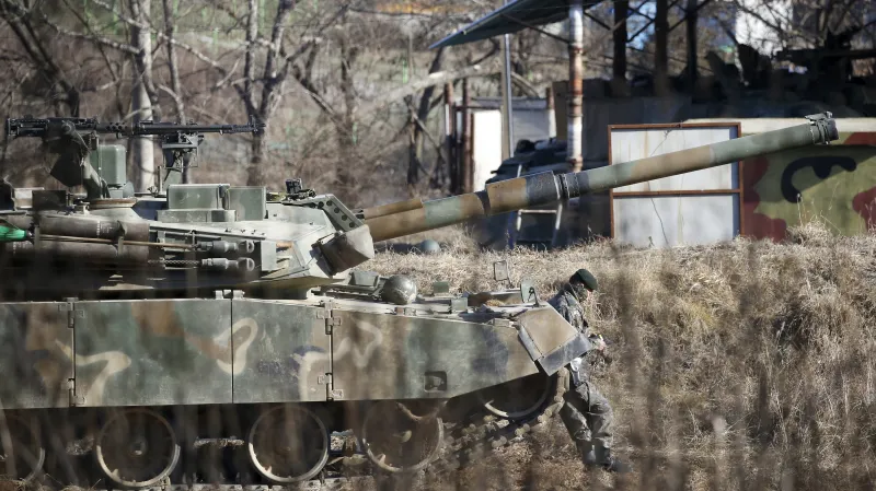 Jihokorejský voják poblíž hranice s KLDR