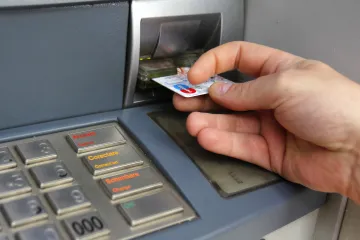 Policie varuje před dalším trikem podvodníků. Oběti se mohou zaplést do praní peněz