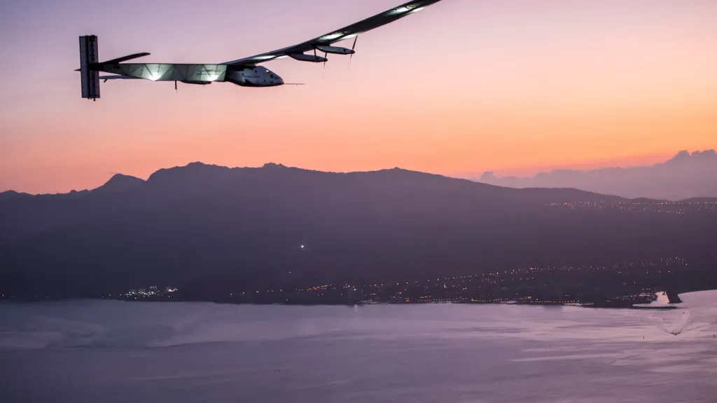 Solar Impulse 2 před přistáním na Havaji 3. července 2015