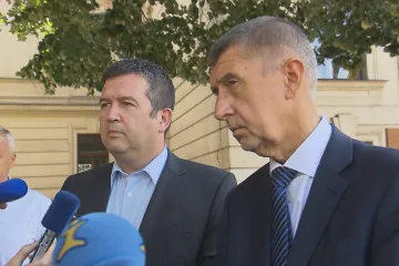 Koaliční smlouva platí a alternativa není, ujistil Babiš po schůzce s Hamáčkem. Kvůli Staňkovi se sejde se Zemanem