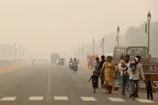 V Dillí zavřeli kvůli smogu školy. K autům a továrnám se přidali farmáři pálící zbytky