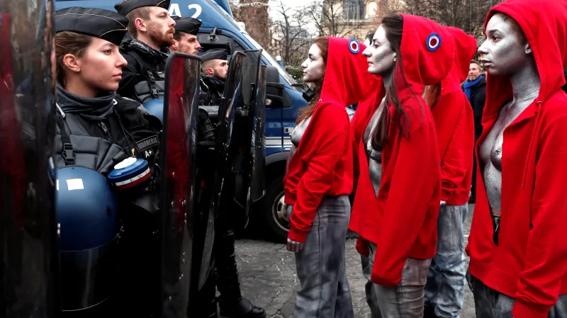 Policisté a protestující