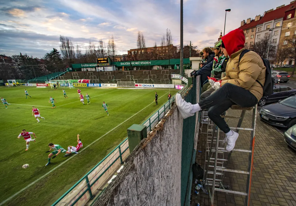 Místo ochozů se sedačkami si vystačili příznivci klubu z Vršovic se štaflemi. Originální způsob, který nelze provést všude. Poloha stadionu Bohemians to umožňuje