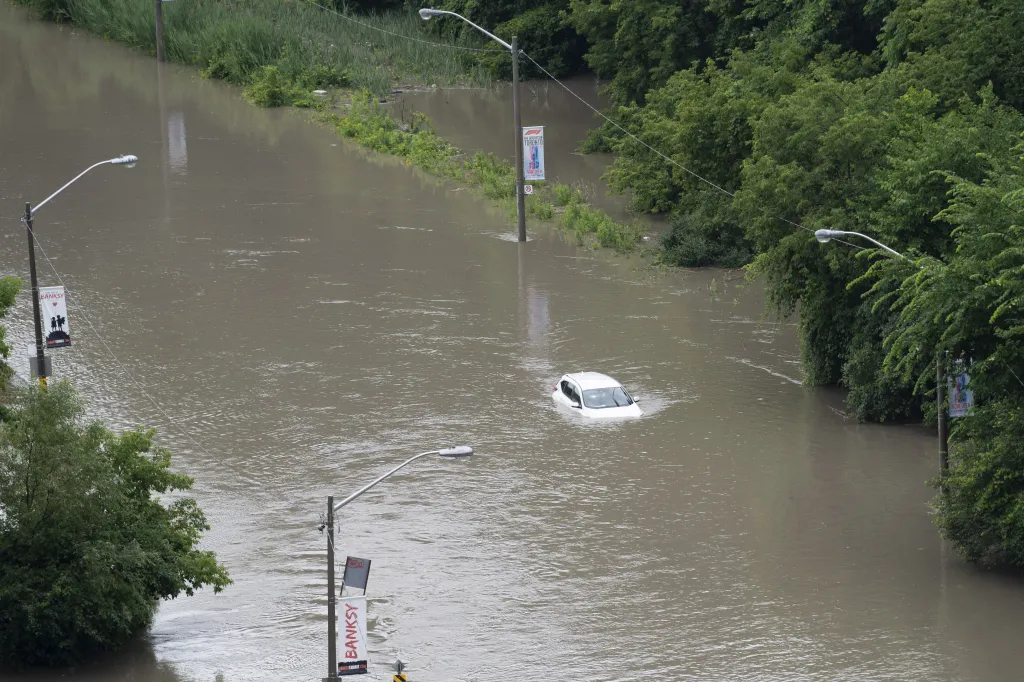 Auto je částečně zatopeno po silném dešti v Torontu