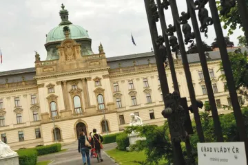 Vláda schválila změny ubytovacích poplatků. Jednala i o karenční době