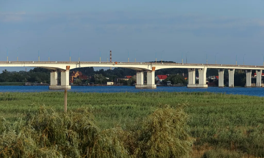 Pohled na Antonivský most přes řeku Dněpr, červenec 2022