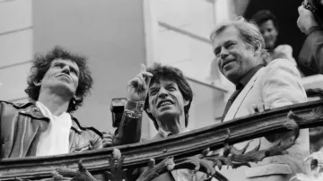 Václav Havel (vpravo) a členové skupiny Rolling Stones Mick Jagger (uprostřed) a Keith Richards (vlevo) na balkoně Pražského hradu