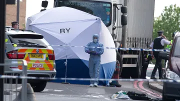 Policie vyšetřuje útok u kasáren na jihu Londýna