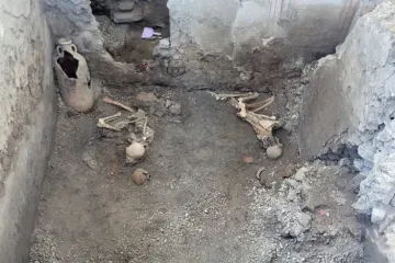 Archeologové našli dvě další těla v Pompejích. Vědce překvapilo, že muže nezabila erupce Vesuvu