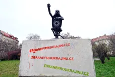 Na místě Koněvova pomníku v Praze dočasně stojí socha skřeta s obličejem Putina