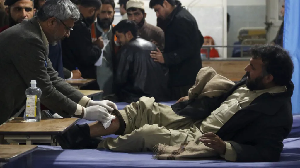 Zraněný muž po útoku před pákistánským vládním úřadem