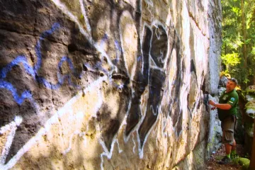 Český ráj řeší, jak se zbavit sprejerských nápisů i jak předejít dalším