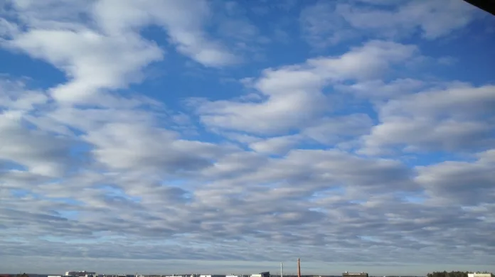 Pohled z letadla na oblohu nad Finskem