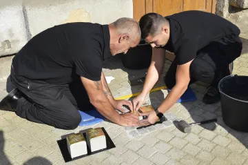 V ulicích Plzně jsou další kameny zmizelých. Pět z nich město věnovalo Romům