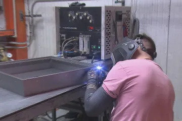 Senát schválil zastropování cen elektřiny u výrobců. Souhlasil i s daní z mimořádných zisků