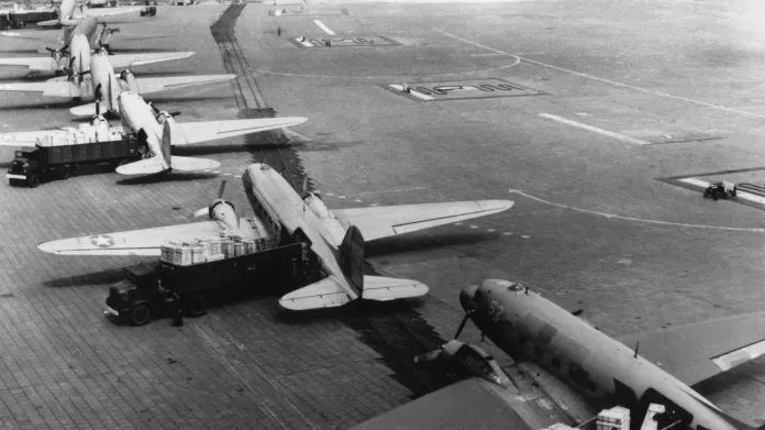 Letadla americké armády čekají na berlínském letišti Tempelhof na vykládku