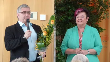 Hana Ježková se starostou Vítkovic přejí jubilantům