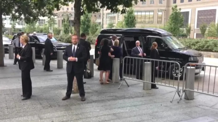 Clintonová opouští ceremoniál na Ground Zero